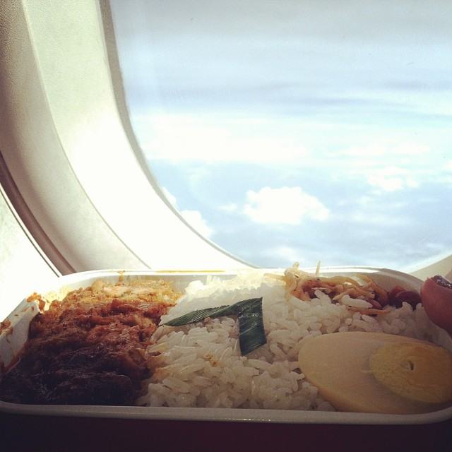มาดูกันว่า เมื่ออาหารจากครัวสีฟ้ายกมาเสิร์ฟบน AirAsia จะเป็นยังไง