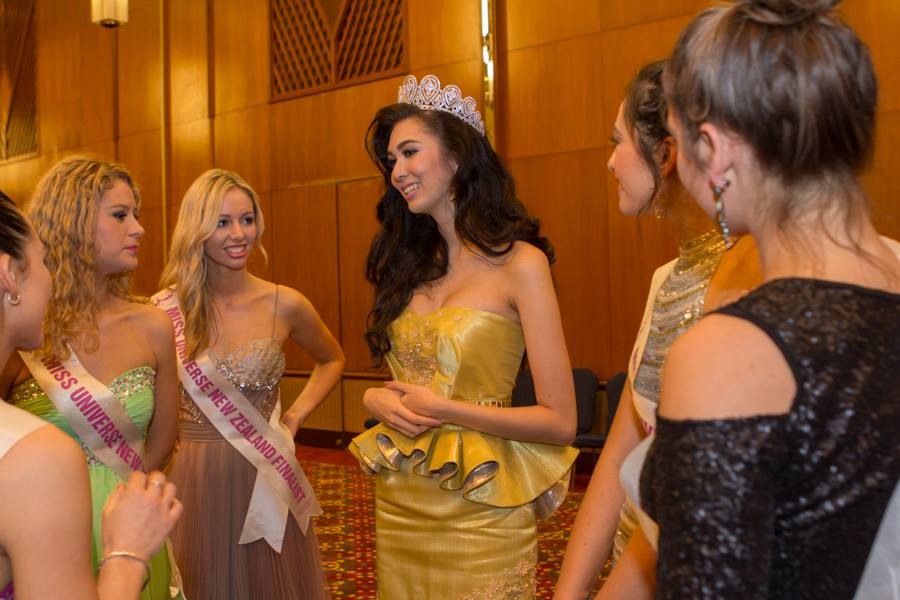 แอลลี่ Miss Universe Thailand ต้อนรับผู้เข้าประกวด Miss Universe New Zealand 2014