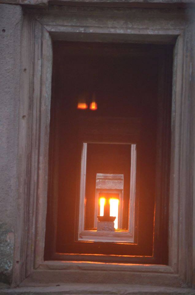 นักท่องเที่ยวแห่ชมปรากฏการณ์พระอาทิตย์ขึ้นตรง15ช่องประตูปราสาทพนนมรุ้ง