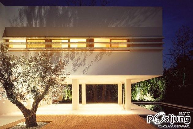 CONTEMPORARY INDOOR OUTDOOR GREEK RESIDENCE