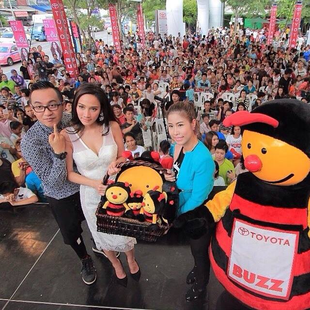 เก็บตกงาน TOYOTA Buzz อั้ม พัชราภา เริดเวอร์ โชว์รูมรถเเทบเเตก!!