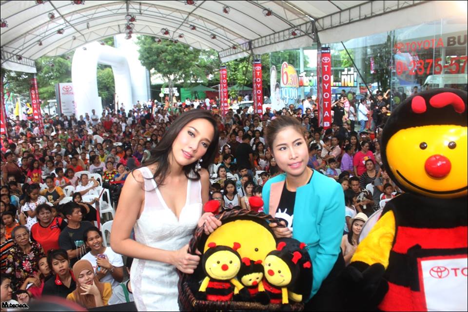 เก็บตกงาน TOYOTA Buzz อั้ม พัชราภา เริดเวอร์ โชว์รูมรถเเทบเเตก!!