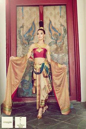 น้องปลา ปรภัสสร ดิษฐ์ดํารง - Miss Grand Thailand 2014 ในชุดประจำชาติผ้าไหมยกดอกสังเวียน ลายพิกุลสมเด