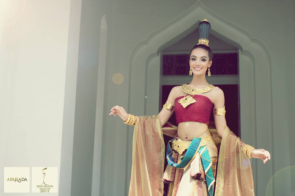 น้องปลา ปรภัสสร ดิษฐ์ดํารง - Miss Grand Thailand 2014 ในชุดประจำชาติผ้าไหมยกดอกสังเวียน ลายพิกุลสมเด