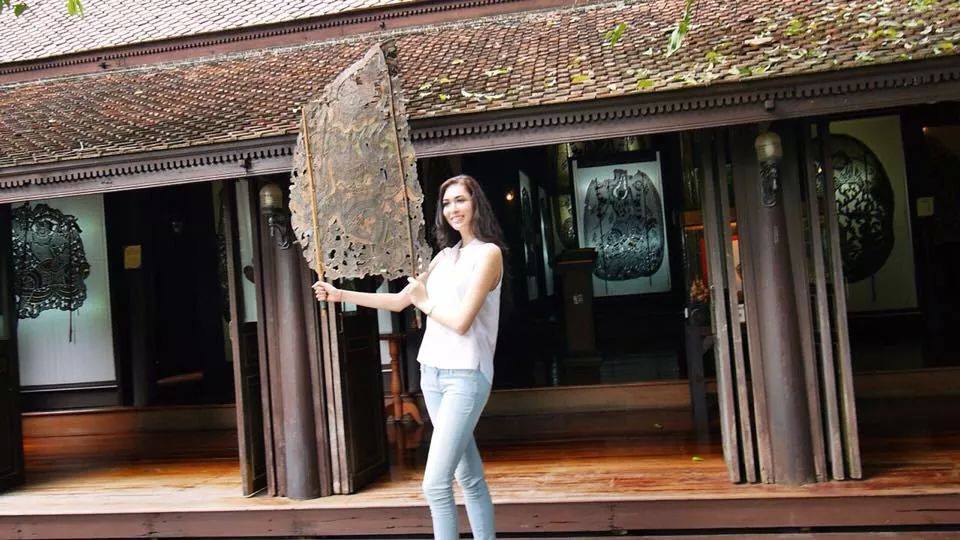 แอลลี่ Miss Universe Thailand เรียนการเชิดหนังใหญ่ ณ วัดขนอน จ.ราชบุรี