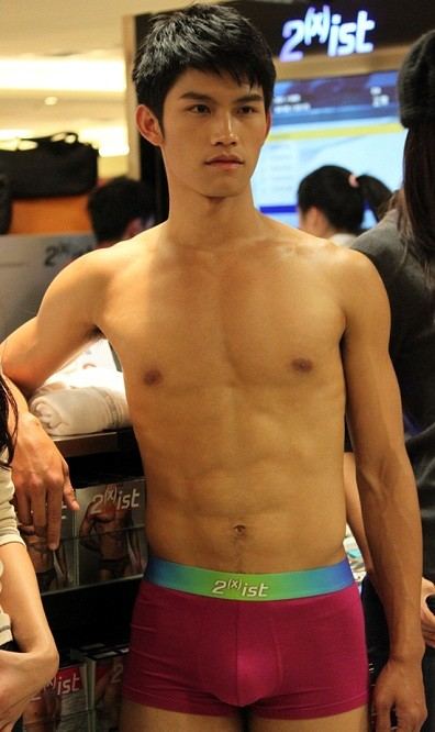 หนุ่มตี๋หน้ายียวน ชวนทำซ๊ะมี