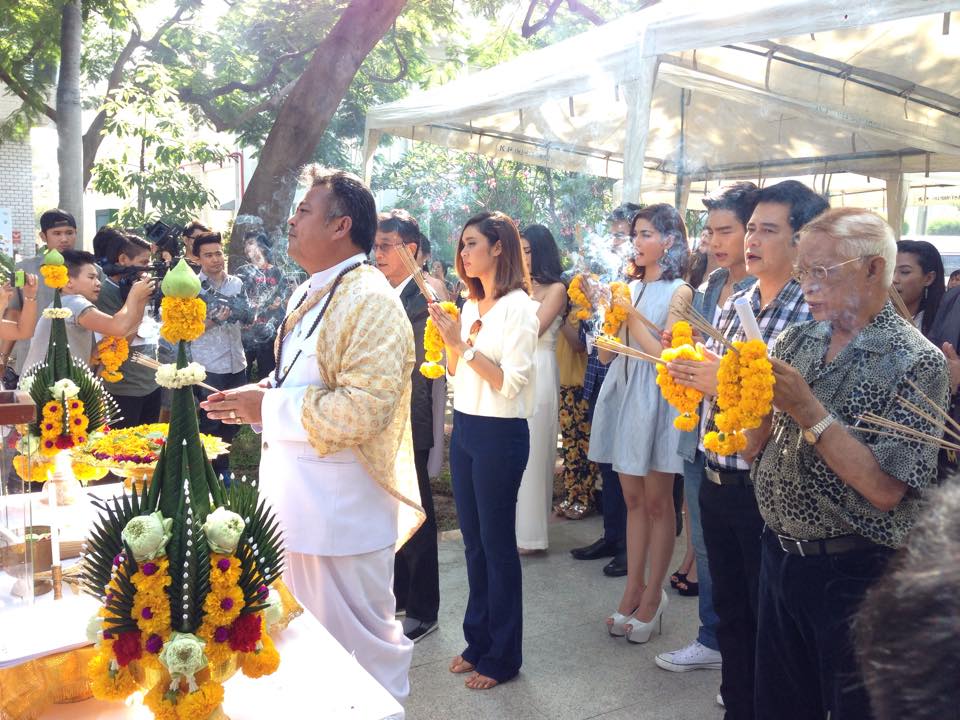 บูม-ปิยพันธ์ ควง น้ำหวาน-กรรณาภรณ์ นำทีมนักเเสดงบวงสรวงละคร "เขยใหญ่ สะใภ้เล็ก"