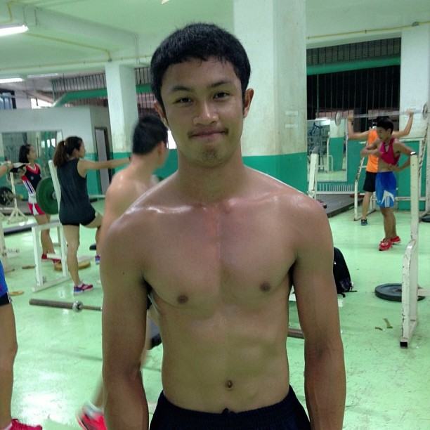 รัตน์ รัตนพล หนุ่มหุ่นดีมาดเข้มมีดีกรีระดับนักกีฬาวิ่งผลัด4x100เมตรทีมชาติไทย