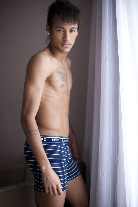 Neymar หนุ่มนักกีฬาหุ่นเซ็กซี่