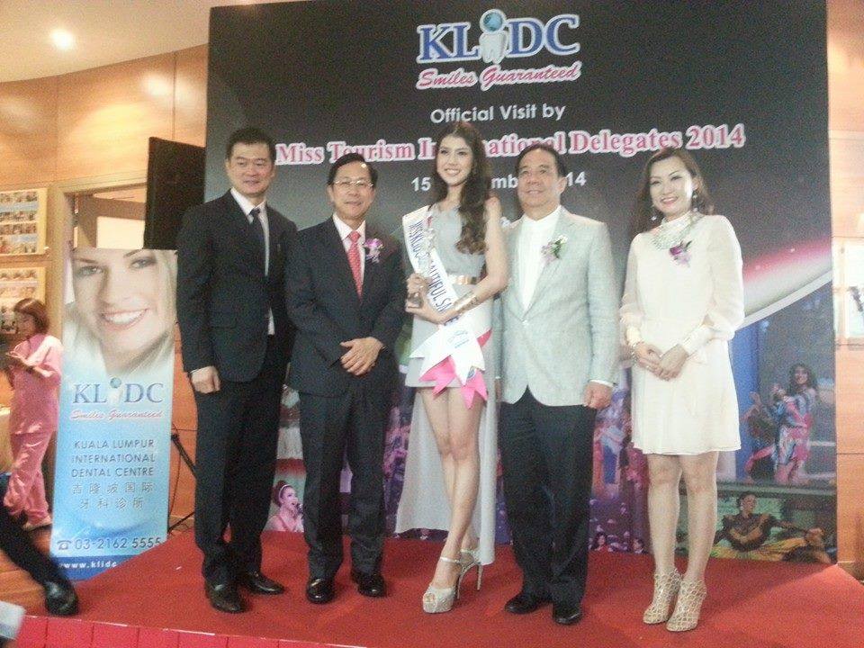 ขอแสดงความยินดีกับน้องพลอยครับกับรางวัลแรก Miss KLIDC Beautiful Smile ที่ประเทศมาเลเซีย