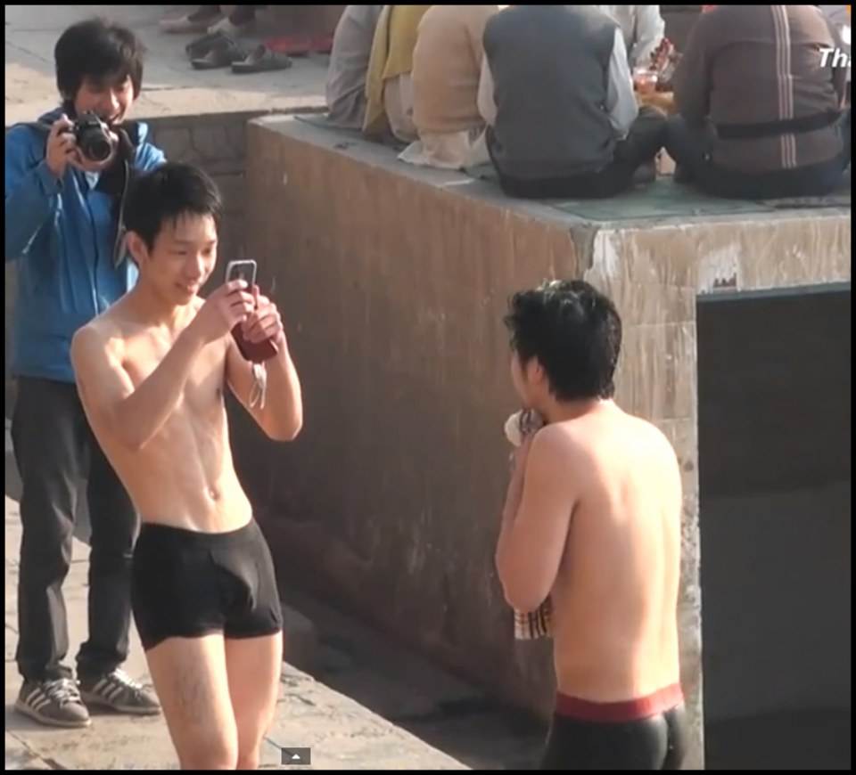 หนุ่มจีน !!! กำลังจะลงอาบน้ำในแม่น้ำคงคา พกห่อหมกมาเป็นลำ!!!!!!!!!