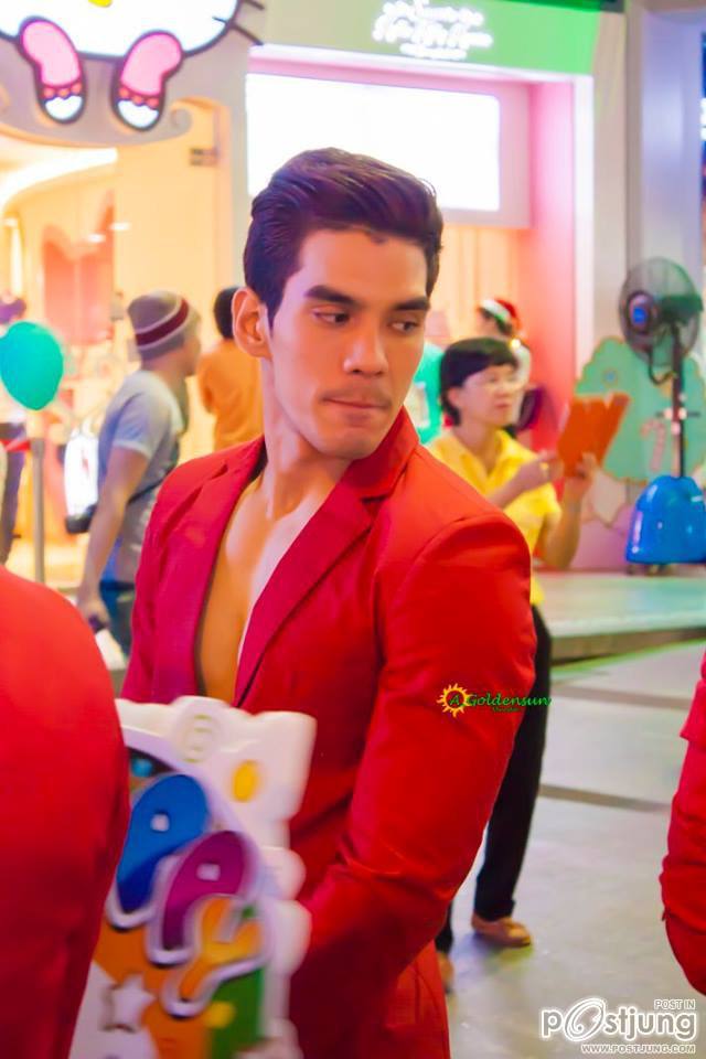 ชุดแดงแทงเข้าๆ