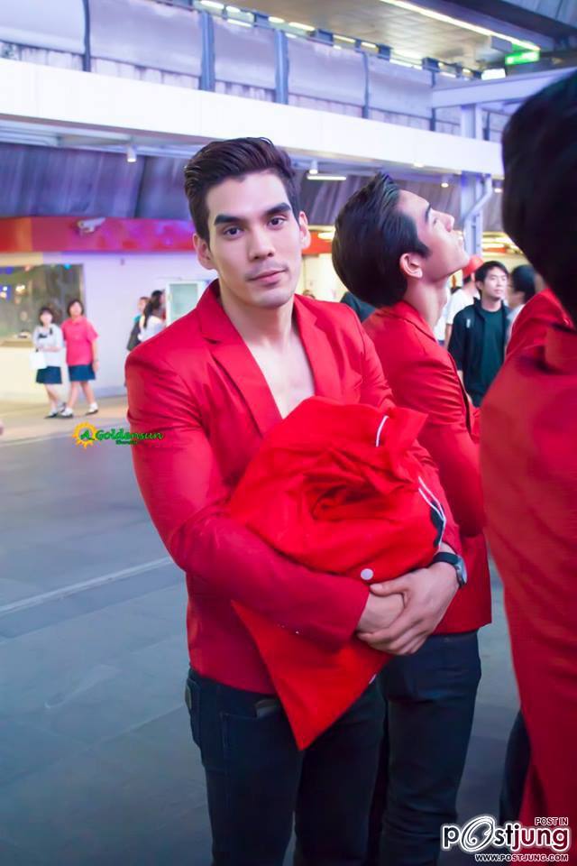 ชุดแดงแทงเข้าๆ