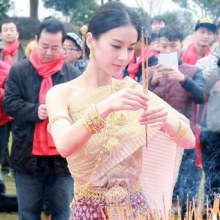 งามสง่า “หวงเซิ่งอี” นางเอกนางพญางูขาว ใส่ชุดไทยบวงสรวงซีรีส์เรื่องใหม่ โดยจะถ่ายทำที่ไทย 60%