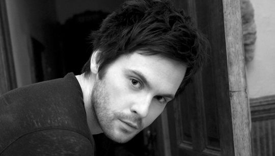 หล่อล่ำยิ้มทะเล้น Tom Riley