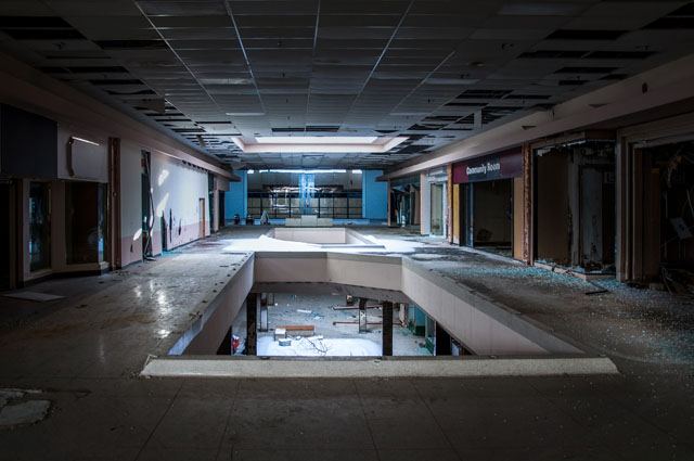 ประติมากรรมภาพถ่าย ห้างร้างที่ถูกละทิ้ง ใน US