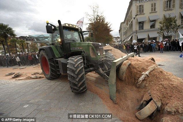 ดูวิธีที่เกษตรกรฝรั่งเศสประท้วงรัฐบาล เจ็บแสบยิ่งนัก