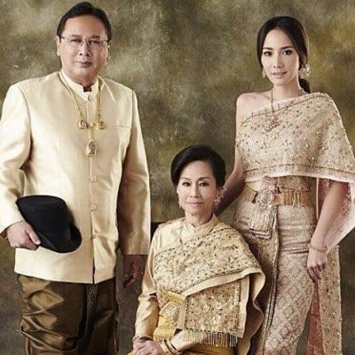 ซุปตาร์  อั้ม พัชราภา  เเละครอบครัวถ่ายเเบบ 100 ปี ร.ร ดัดดรุณี ฉะเชิงเทรา สวยอลังการ!!