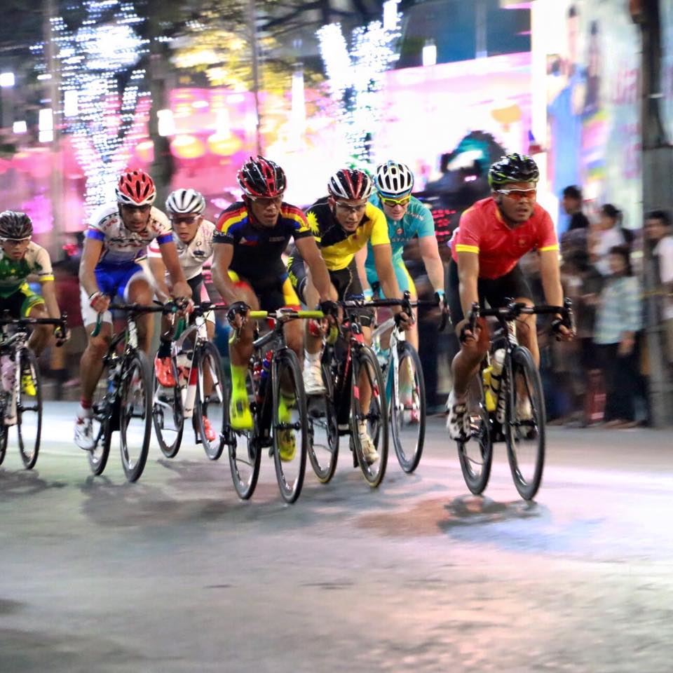 บรรยากาศการเเข่งขันจักรยานตอนกลางคืน Night Championships (ครั้งเเรกของโลก) กลางเมืองโคราช