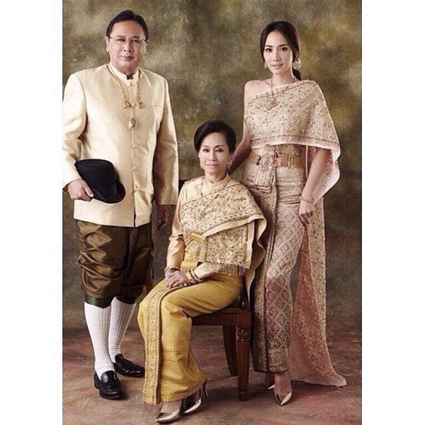 แฟนๆชื่นชม!! อั้ม พัชราภา งามสง่าในชุดไทยพร้อมครอบครัวให้ ร.ร.เก่า ครบ 100 ปี