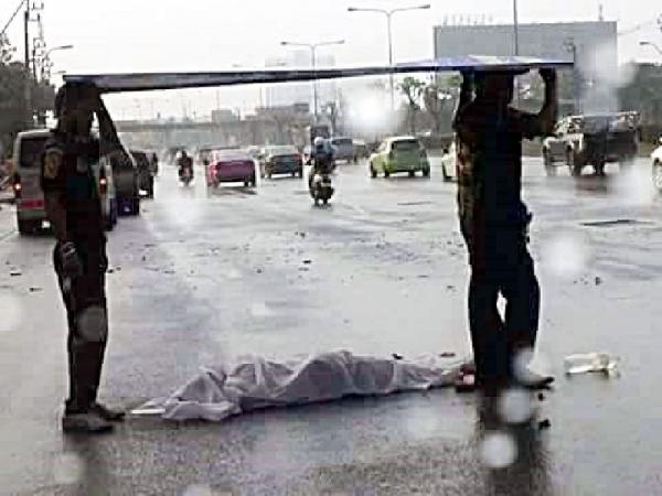 แชร์กันสนั่น ! รูป  2 หนุ่มกู้ภัย ยืนถือป้ายบังฝนให้ศพกลางถนน