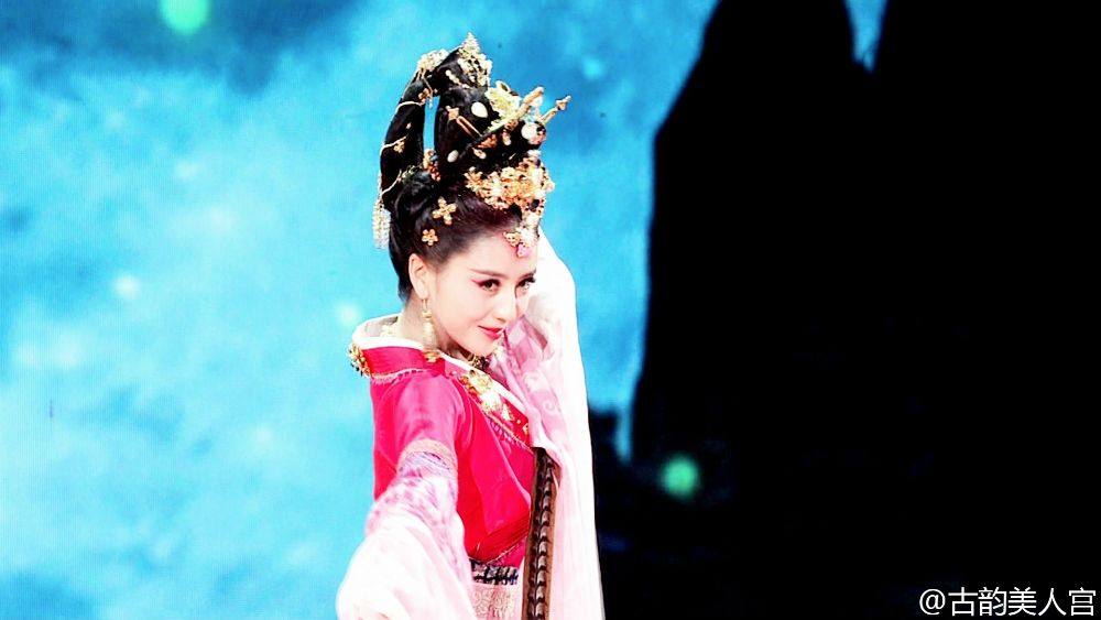 ฉินหลาน / หวังลี่คุน / ถงลี่หยา / หม่าซู กับการแสดงชุด《国色天香》Guo Se Tian Xiang 2015