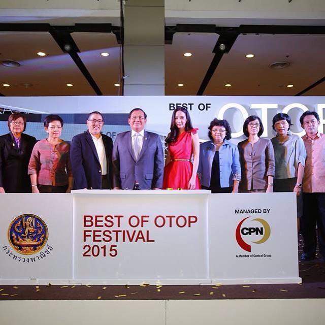 ซุปตาร์ "อั้ม พัชราภา" ในชุดเเดงเเรงสง่า ร่วมเปิดงาน "Best of OTOP Festival 2015"