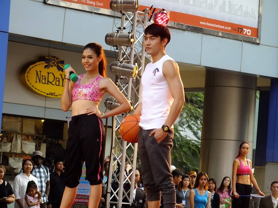 งานสนามกีฬาข้าง mbk 27-03-58 สุดท้ายแล้วนะไปเที่ยวกัน