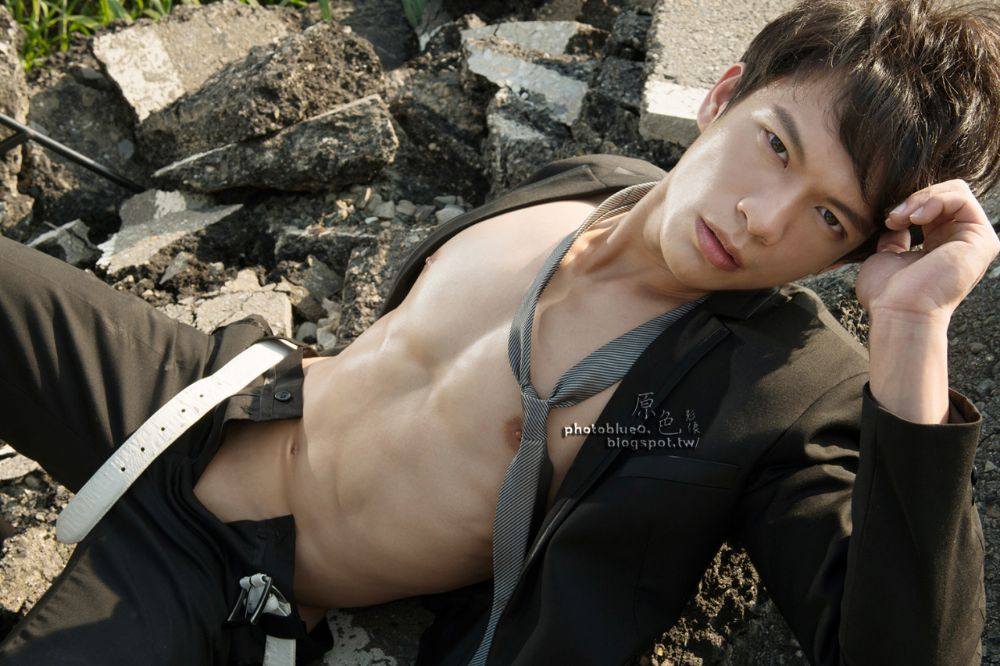 ชายหนุ่มบนผาหิน อ่ะฟินกันไป