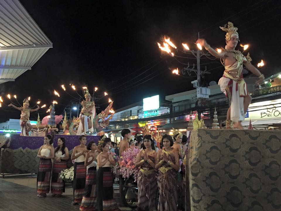 นักท่องเที่ยวไทย-ต่างชาติ แห่ร่วมเทศกาลสงกรานต์ พร้อมสนุกกับปาร์ตี้สุดมันส์ ที่เซ็นทรัลเฟสติวัล สมุย