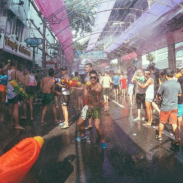 บรรยากาศ วันสงกรานต์ "ถนนสีลม" กรุงเทพมหานคร 2015 Songkran Festival Thailand 2015