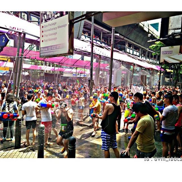 บรรยากาศ วันสงกรานต์ "ถนนสีลม" กรุงเทพมหานคร 2015 Songkran Festival Thailand 2015