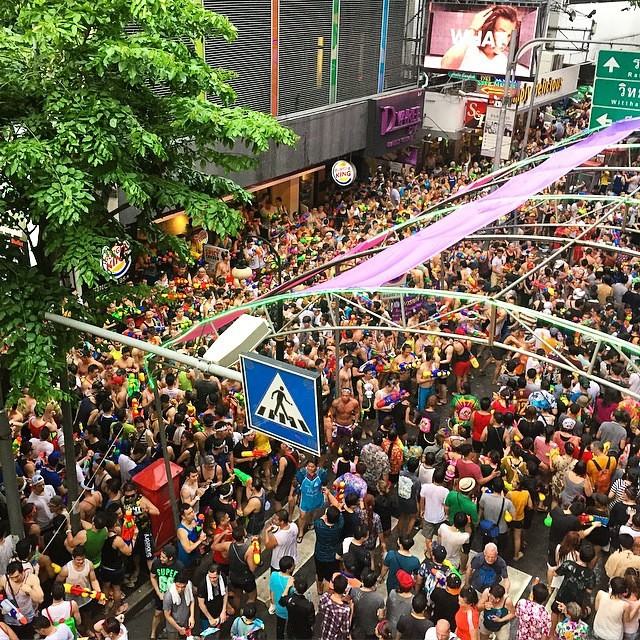 บรรยากาศ วันสงกรานต์ "ถนนสีลม" กรุงเทพมหานคร 2015 Songkran Festival Thailand 2015