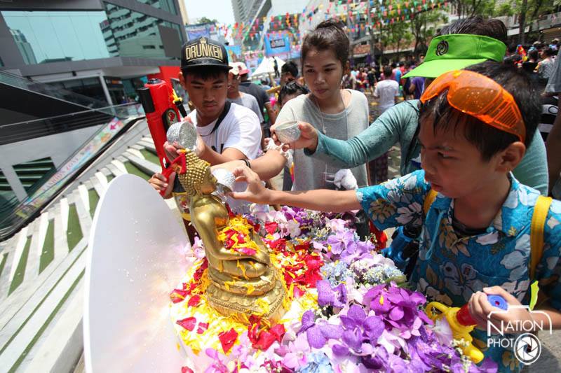 บรรยากาศ วันสงกรานต์ ทั่วประเทศไทย 2558 Songkran Festival Thailand 2015