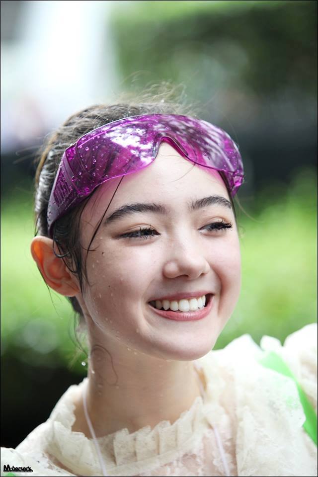 "พลอยชมพู" แต่งชุดไทยเล่นน้ำสงกรานต์ที่สยาม Songkran Festival Thailand 2015