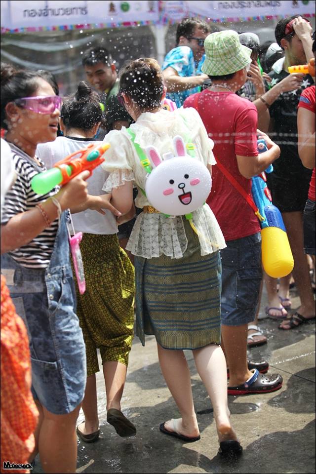 "พลอยชมพู" แต่งชุดไทยเล่นน้ำสงกรานต์ที่สยาม Songkran Festival Thailand 2015