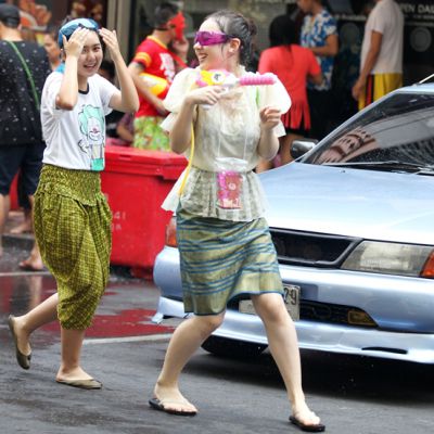  พลอยชมพู  แต่งชุดไทยเล่นน้ำสงกรานต์ที่สยาม Songkran Festival Thailand 2015