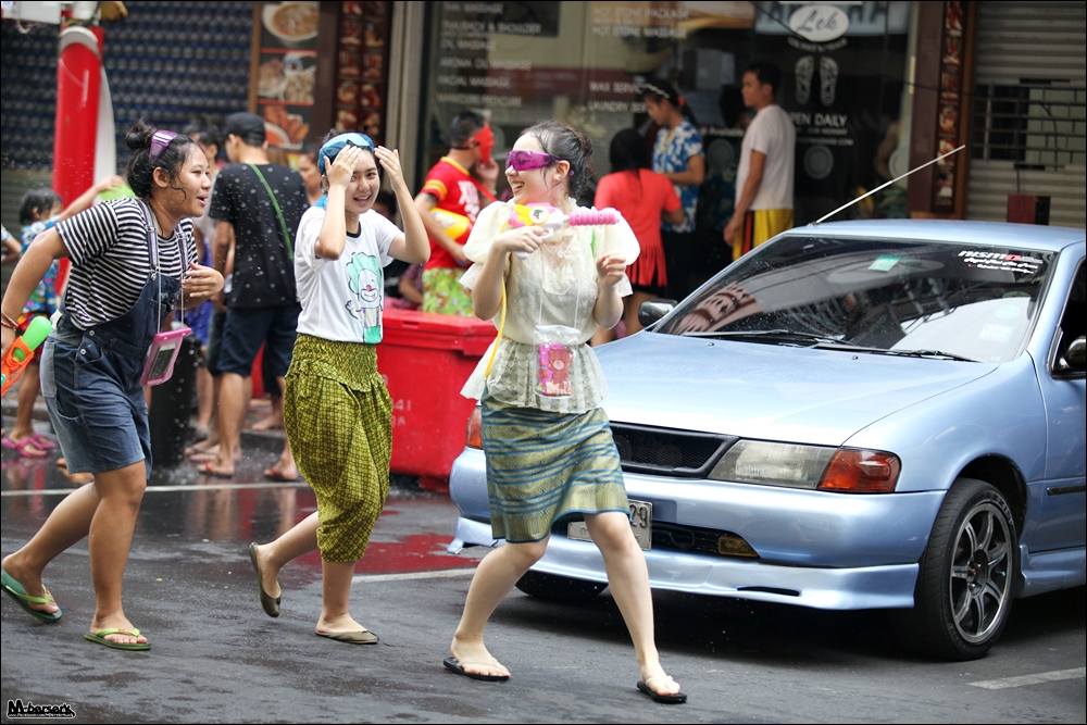 "พลอยชมพู" แต่งชุดไทยเล่นน้ำสงกรานต์ที่สยาม Songkran Festival Thailand 2015