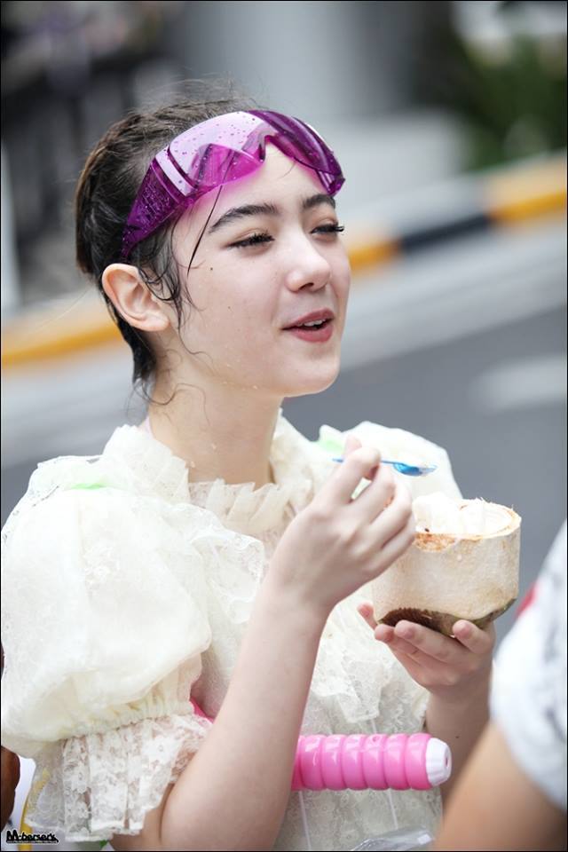 "พลอยชมพู" แต่งชุดไทยเล่นน้ำสงกรานต์ที่สยาม Songkran Festival Thailand 2015