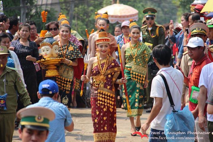 ຂໍສະບາຍດີປີໃໝ່ພີ່ນ້ອງທຸກຄົນກັບ ພາບພິທີແຫ່ນາງສັງຂານທີ່ເມືອງ ຫຼວງພຣະບາງປີ2558