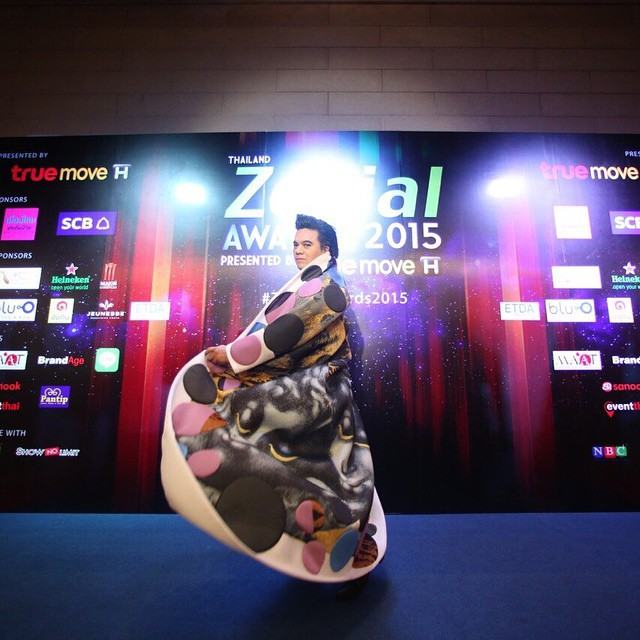 "อั้ม พัชราภา" รับรางวัล Thailand Zocial Awards 2015 ด้วยยอดอินสตาเเกรมติดตามกว่า 3.7 ล้านกว่ามากที่สุดในประเทศไทย เเต่งานนี้ผู้จัดการคนดัง "เอ ศุภชัย" มาขึ้นรับเเทนเพราะสาวอั้มติดถ่ายเเบบ!!