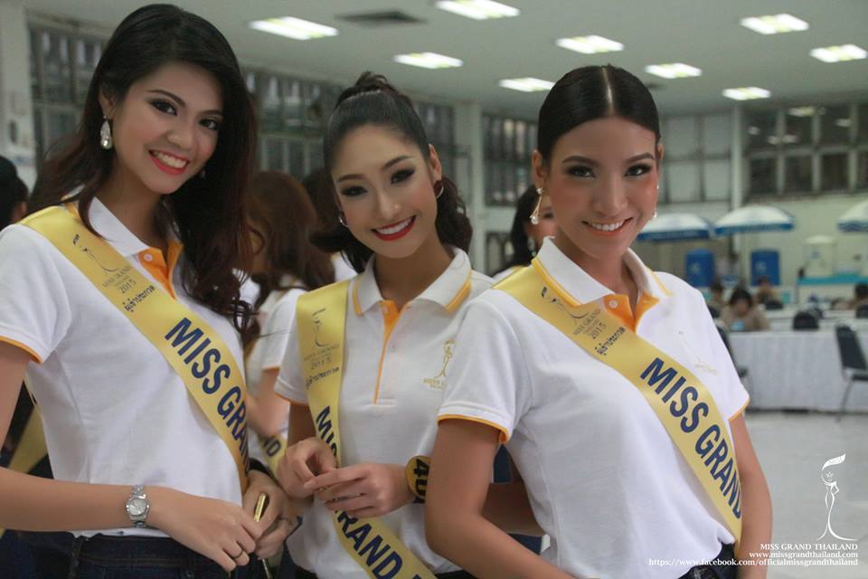 ผู้เข้าประกวด Miss Grand Thailand 2015 ถวายพระพร พระบาทสมเด็จพระเจ้าอยู่หัว ที่โรงพยาบาลศิริราช