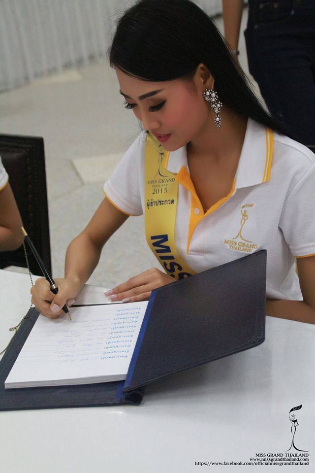 ผู้เข้าประกวด Miss Grand Thailand 2015 ถวายพระพร พระบาทสมเด็จพระเจ้าอยู่หัว ที่โรงพยาบาลศิริราช