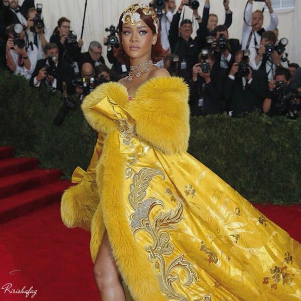 ชุด Rihanna บนพรมแดงงาน MET Gala 2015 อลังการงานสร้าง