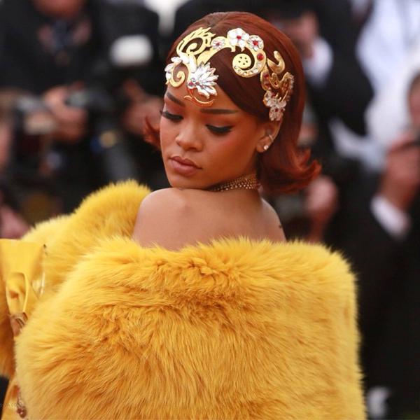 ชุด Rihanna บนพรมแดงงาน MET Gala 2015 อลังการงานสร้าง