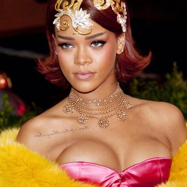 ชุด Rihanna บนพรมแดงงาน MET Gala 2015 อลังการงานสร้าง