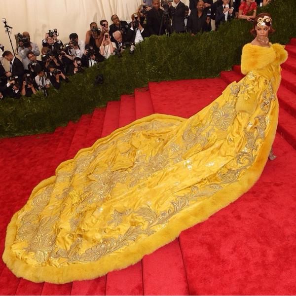 ชุด Rihanna บนพรมแดงงาน MET Gala 2015 อลังการงานสร้าง