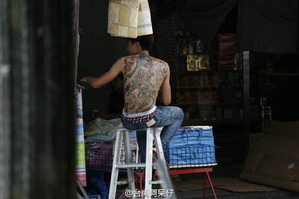 แซ่บลืม!! ชาวเน็ตแห่แชร์ รูปหนุ่มไต้หวัน ณ ร้านขายของชำ ตลาดไต้หวัน