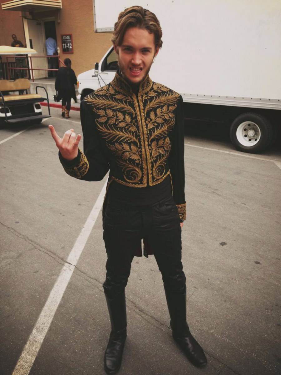 Toby Regbo หนุ่มหล่อจาก Reign ควีนแมรี่ ราชินีครองรักบัลลังก์เลือด ปี 1