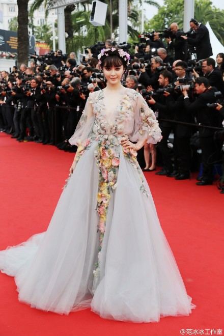 Fan Bing Bing เทพธิดาแห่งดอกไม้ กับลุควันที่ 2 บนพรมแดงเมืองคานส์ Cannes film festival 2015